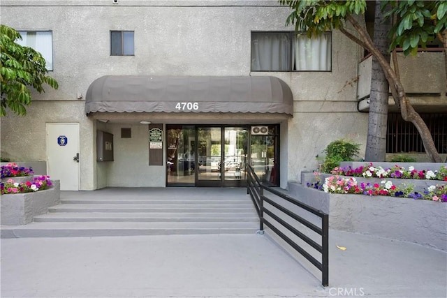 4706 Sepulveda Blvd, Sherman Oaks, CA 91403 - doorway to property with stucco siding