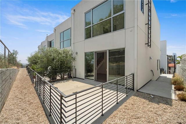 957 Figueroa Unit 318, Los Angeles, CA 90012 - back of property with stucco siding and a patio
