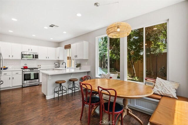10 Cumberland Ln, Aliso Viejo, CA 92656 - dining area featuring dark wood-style floors and recessed lighting