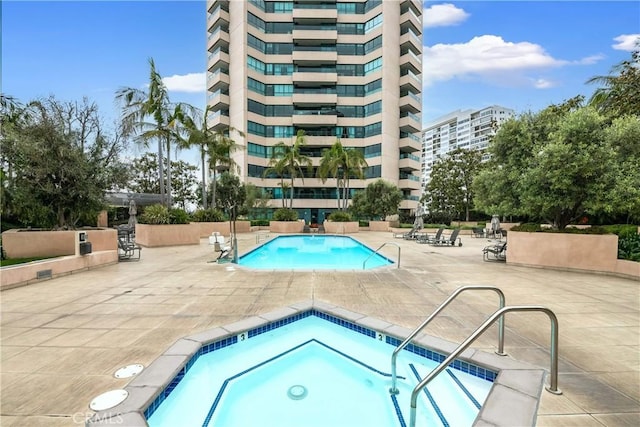 10490 Wilshire Blvd Unit 2704, Los Angeles, CA 90024 - community pool with a hot tub and a patio