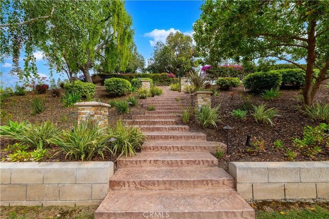 1525 Ramona Dr, Camarillo, CA 93010 - surrounding community with stairs