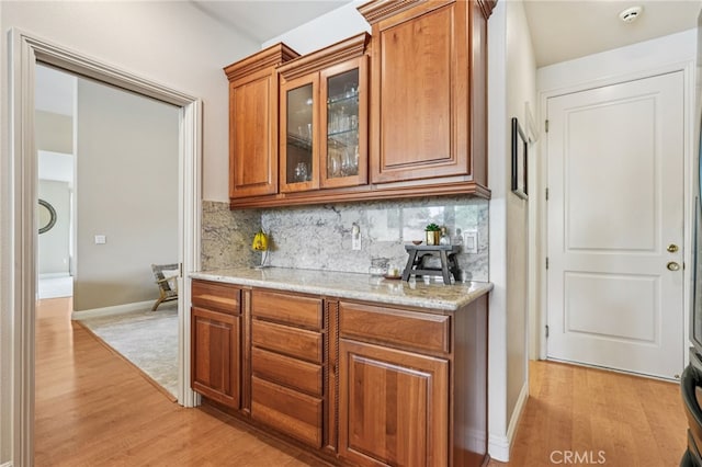 11272 Weatherby Rd, Los Alamitos, CA 90720 - bar area with light wood finished floors and backsplash