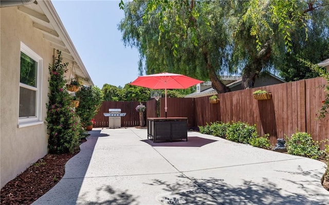 7441 Sylvia Ave, Reseda, CA 91335 - fenced backyard with a patio