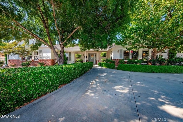 40505 90th St W, Palmdale, CA 93551 - single story home with brick siding