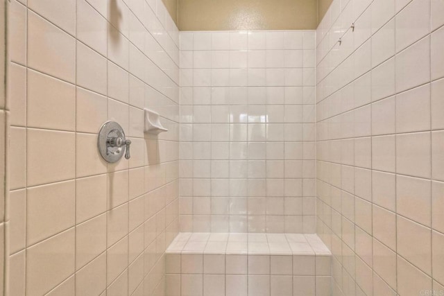 118 Double Eagle, Escondido, CA 92026 - bathroom featuring tiled shower