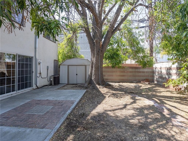 334 N Lomita St, Burbank, CA 91506 - view of yard featuring a shed and a patio