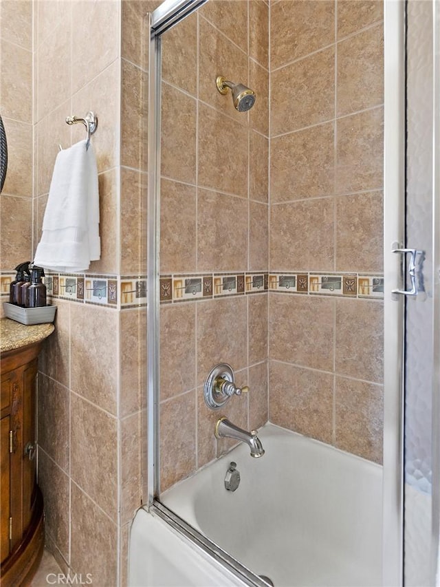 334 N Lomita St, Burbank, CA 91506 - full bath featuring shower / washtub combination and vanity