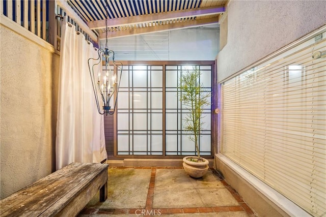31895 Circle Dr, Laguna Beach, CA 92651 - interior space featuring a chandelier and a textured wall
