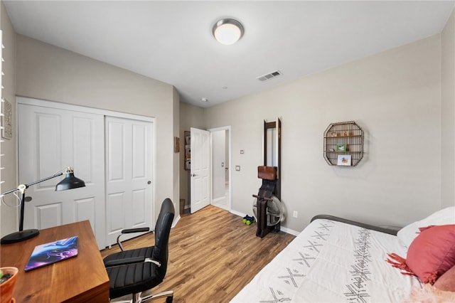 4040 Quartzite Ln, San Bernardino, CA 92407 - bedroom featuring wood finished floors, an office area, and a closet