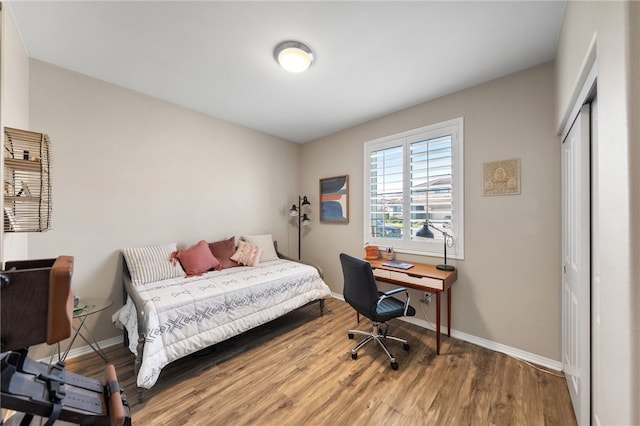 4040 Quartzite Ln, San Bernardino, CA 92407 - bedroom featuring wood finished floors, an office area, and a closet