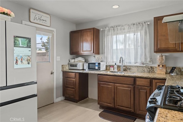 624 N Yucca Ave, Rialto, CA 92376 - kitchen with freestanding refrigerator, healthy amount of natural light, gas range oven, light wood-type flooring, and recessed lighting