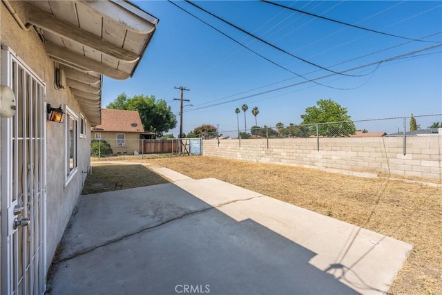 624 N Yucca Ave, Rialto, CA 92376 - fenced backyard with a patio area