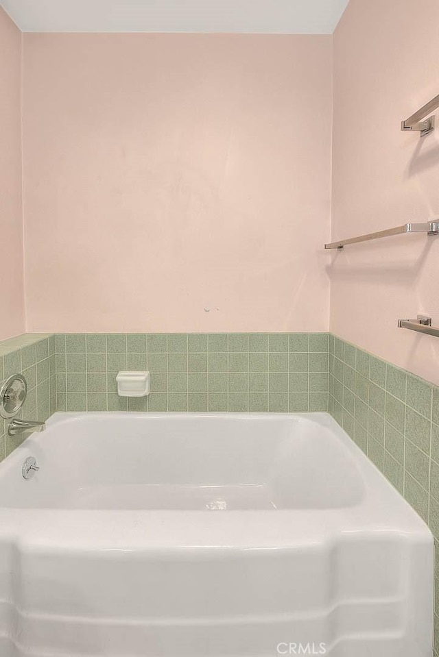 9465 Palo Verde Ave, Fontana, CA 92335 - bathroom featuring a garden tub