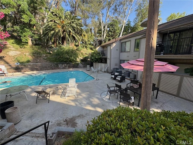 600 Central Ave Unit 323, Riverside, CA 92507 - community pool with a patio