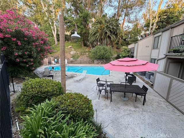 600 Central Ave Unit 323, Riverside, CA 92507 - community pool with a patio