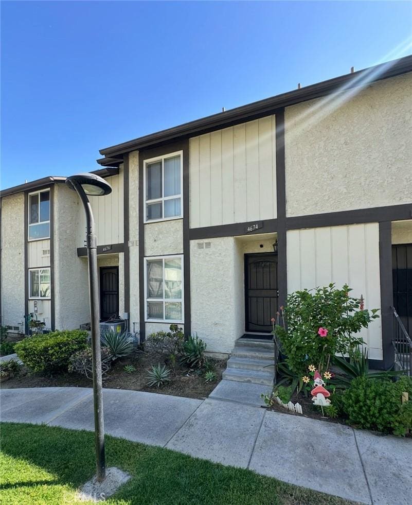 4674 Maxwell Ct, Riverside, CA 92501 - view of front of property featuring stucco siding