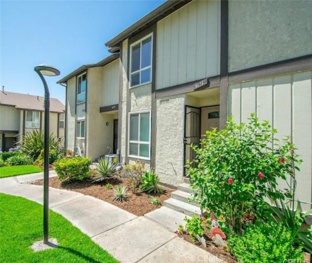 4674 Maxwell Ct, Riverside, CA 92501 - view of front facade with a front yard