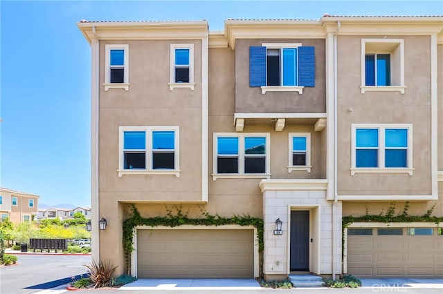 109 Alder Rdg, Lake Forest, CA 92610 - townhome / multi-family property with stucco siding, an attached garage, and driveway