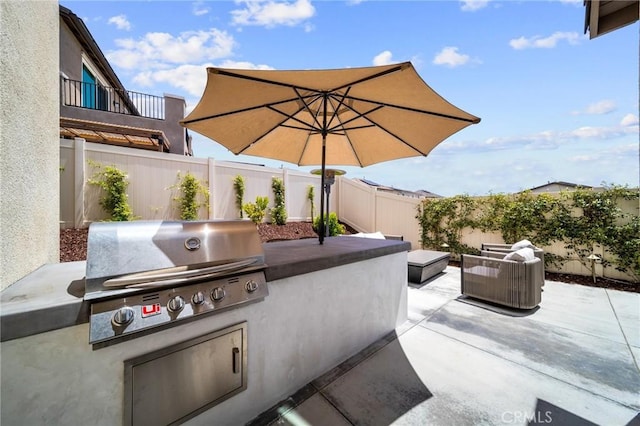 32067 Dawning Rdg, Temecula, CA 92591 - fenced backyard with a patio area and an outdoor kitchen