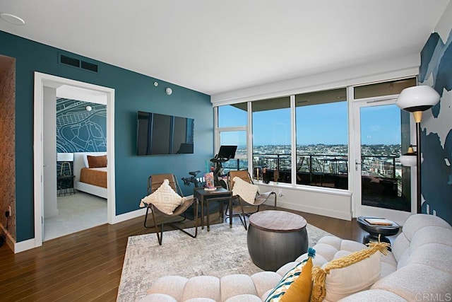 1325 Pacific Hwy Unit 2106, San Diego, CA 92101 - living room featuring wood finished floors and baseboards