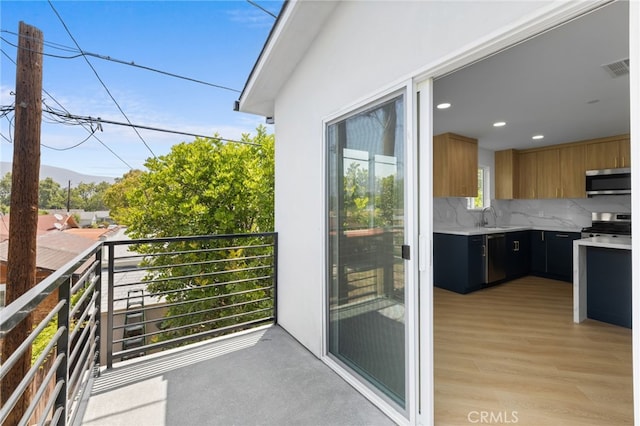 542 N Keystone St, Burbank, CA 91506 - balcony with a sink