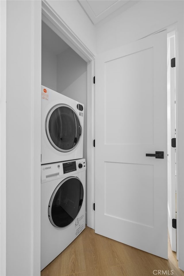 542 N Keystone St, Burbank, CA 91506 - laundry room featuring stacked washer / dryer and light wood-type flooring