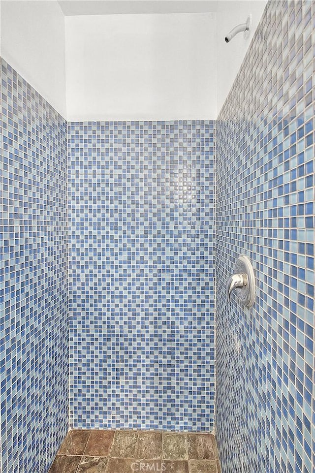 11154 Huston St Unit 7, North Hollywood, CA 91601 - bathroom featuring a tile shower