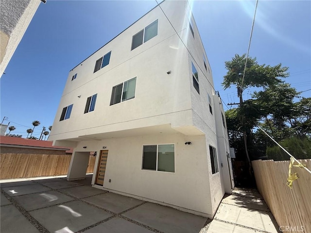 5836 Ernest Ave, Los Angeles, CA 90034 - back of property with a patio and stucco siding