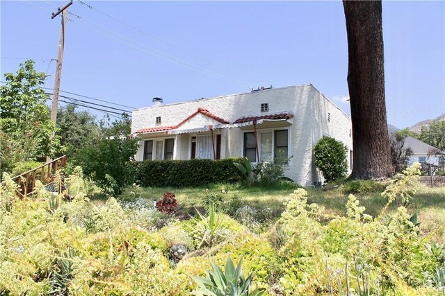 907 E Poppyfields Dr E, Altadena, CA 91001 - view of front of house with stucco siding