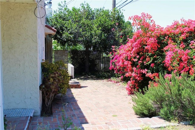 907 E Poppyfields Dr E, Altadena, CA 91001 - view of patio
