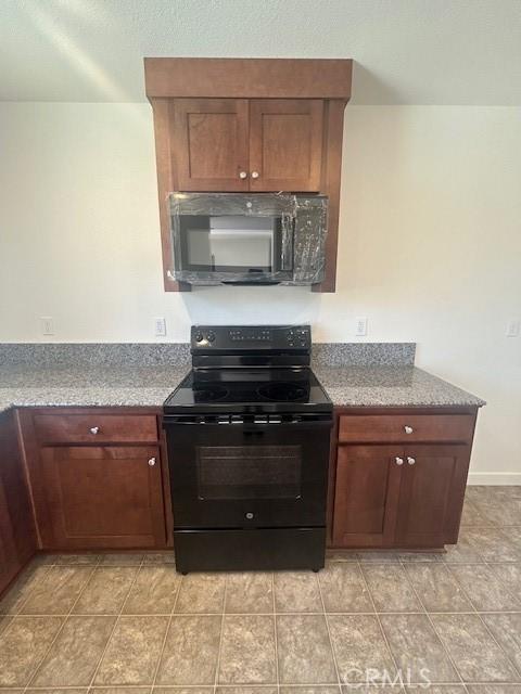 781 Brent Ct, Merced, CA 95341 - kitchen with black appliances and light stone countertops