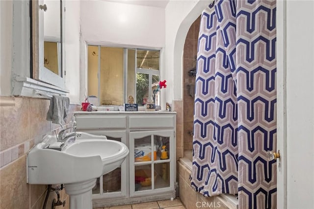 1636 W 70th St, Los Angeles, CA 90047 - full bath featuring tile patterned flooring and tiled shower / bath