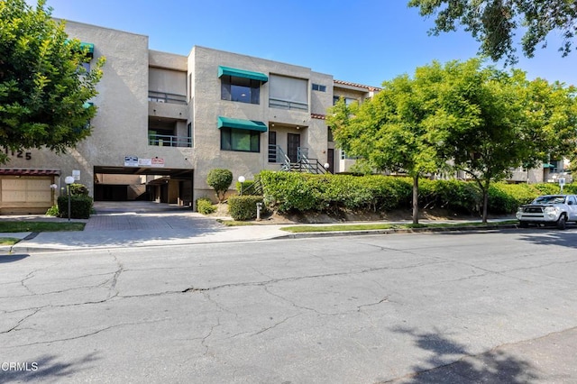 1125 E Maple St Unit 6, Glendale, CA 91205 - view of property with a carport and driveway