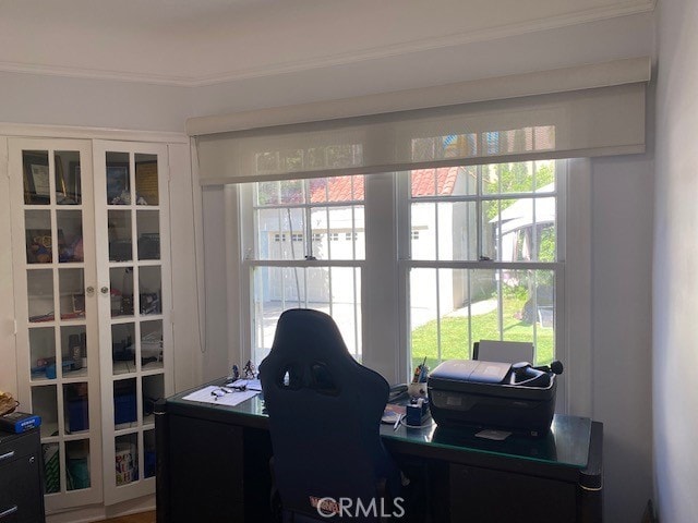667 S Bronson, Los Angeles, CA 90005 - office area featuring ornamental molding and healthy amount of natural light