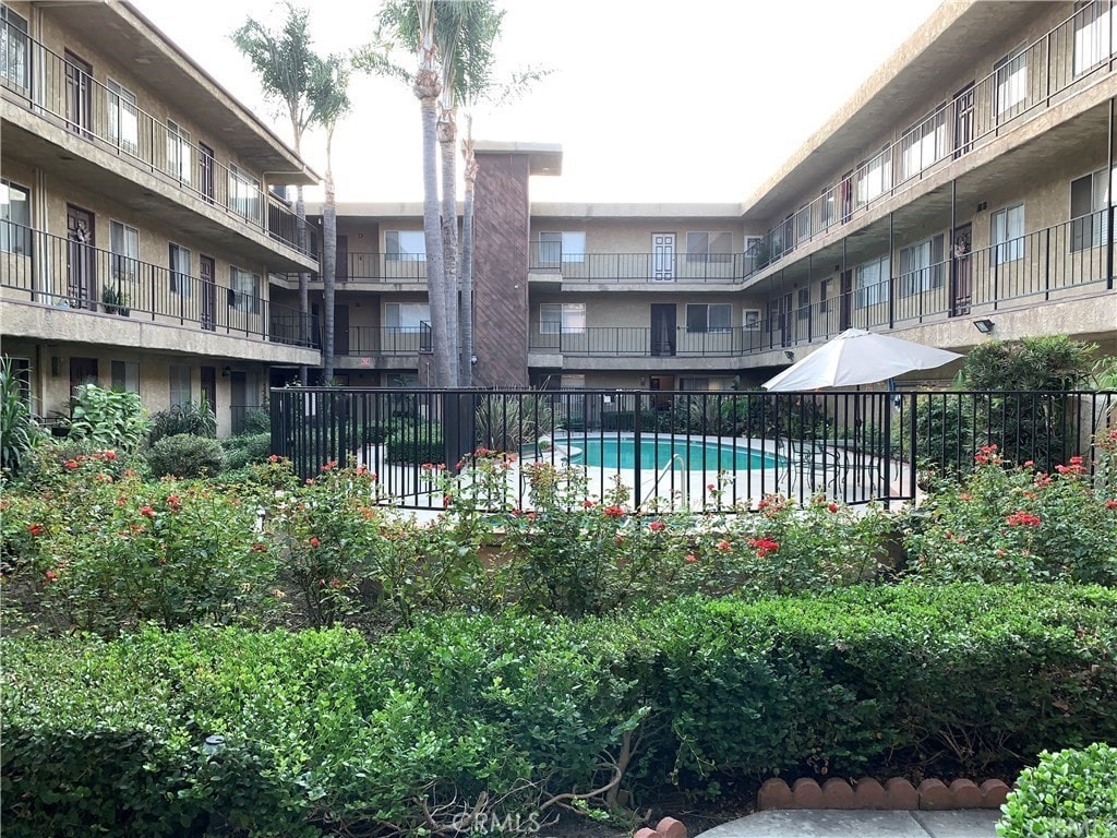 8505 Columbus Ave Unit 107, North Hills, CA 91343 - view of community pool