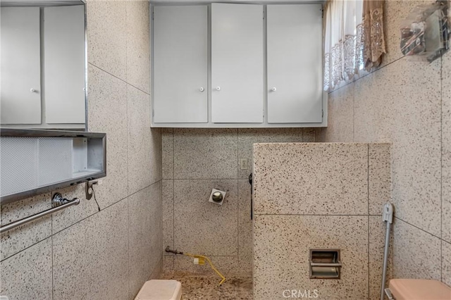 9513 Rex Rd, Pico Rivera, CA 90660 - bathroom with pet washing station