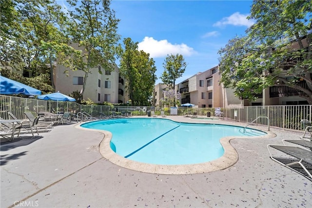8210 Summertime Ln Unit 210, Culver City, CA 90230 - community pool featuring a patio and a residential view
