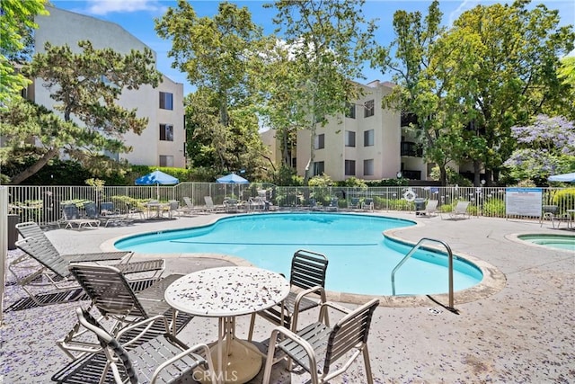 8210 Summertime Ln Unit 210, Culver City, CA 90230 - community pool with a patio