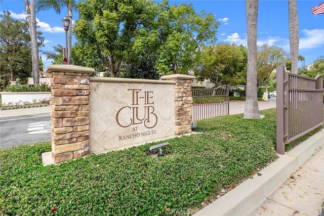 28245 Via Alfonse, Laguna Niguel, CA 92677 - community sign featuring a gate