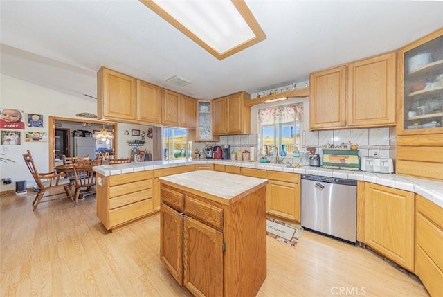 35095 Rough Rider Way, Raymond, CA 93653 - kitchen featuring dishwasher, light wood-style floors, backsplash, lofted ceiling, and a peninsula