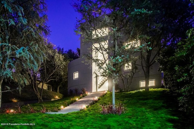 940 Burleigh Dr, Pasadena, CA 91105 - view of front facade featuring a lawn and stucco siding