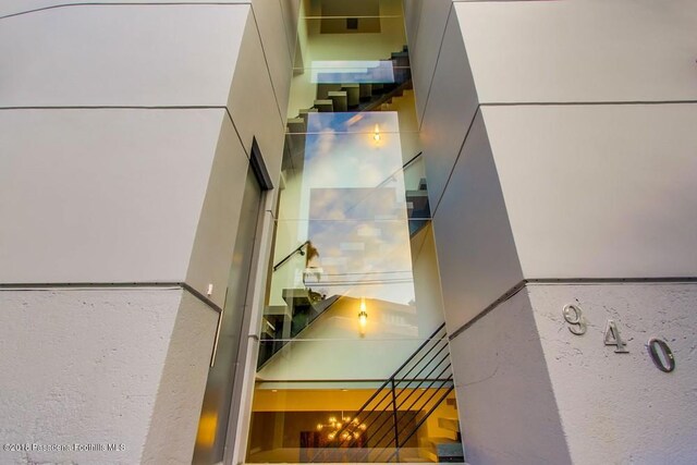 940 Burleigh Dr, Pasadena, CA 91105 - view of staircase