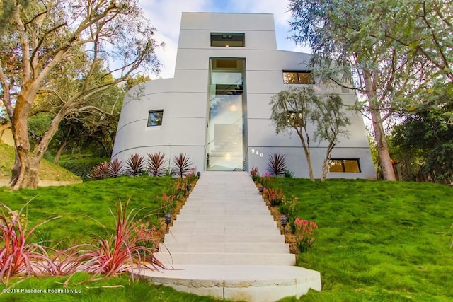 940 Burleigh Dr, Pasadena, CA 91105 - doorway to property featuring stucco siding and a yard