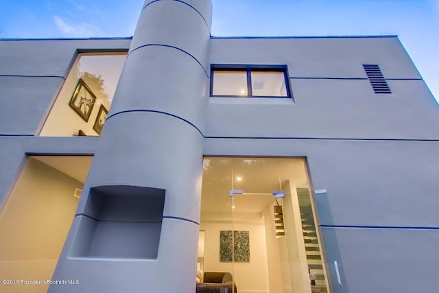 940 Burleigh Dr, Pasadena, CA 91105 - detailed view of stucco siding