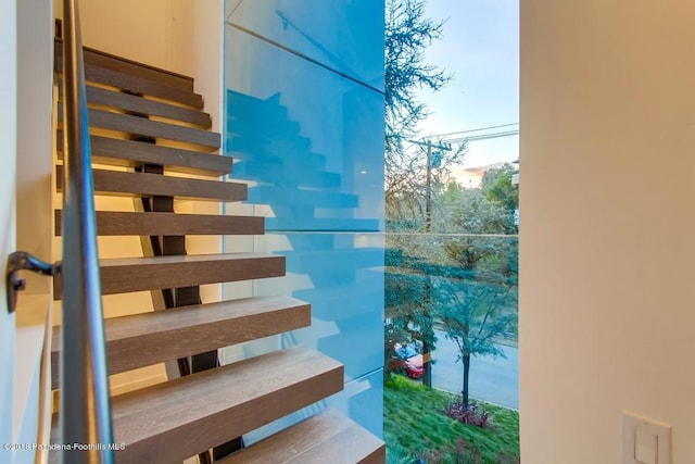 940 Burleigh Dr, Pasadena, CA 91105 - view of stairway
