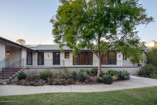 1425 Wentworth Ave, Pasadena, CA 91106 - ranch-style house with stucco siding, a standing seam roof, a metal roof, and a front yard