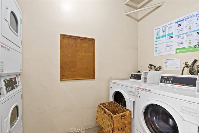 527 Cedar Ave Unit 2K, Long Beach, CA 90802 - shared laundry room with stacked washer / dryer and washer and clothes dryer
