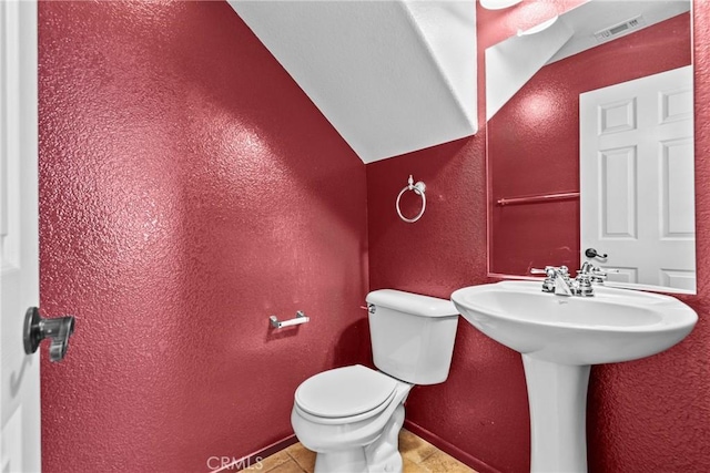 29513 Blake Way, Canyon Country, CA 91387 - bathroom featuring a textured wall and tile patterned flooring