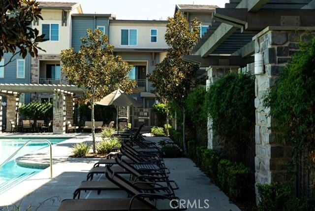 1014 Savi Dr Unit 104, Corona, CA 92878 - surrounding community with a swimming pool and a patio