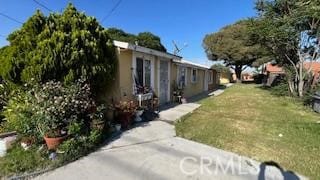 9957 Citrus Ave, Fontana, CA 92335 - view of front facade featuring a front yard